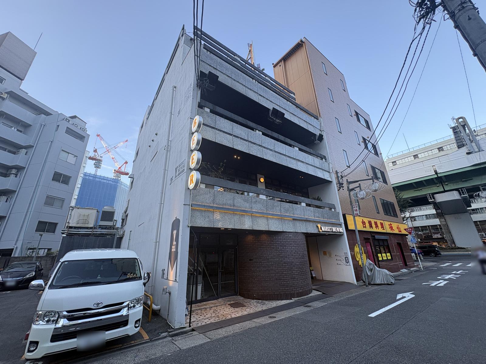 名古屋・名駅の柳橋にあるY.MARKET BREWINGの建物全景。3階建てで縦にBEERの看板が並んでいる