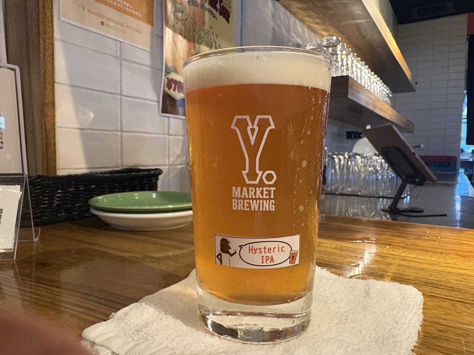 Y.MARKET BREWINGの2杯目ヒステリックIPA。濃い琥珀色でIPAらしい輝きがある