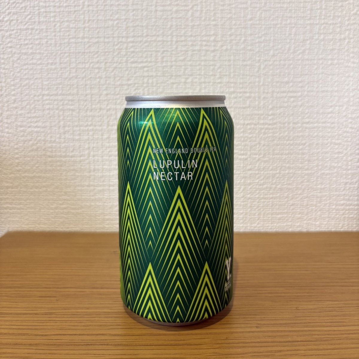 持ち帰ったルプリンネクターの缶。深緑に黄緑のジグザグ柄でNEW ENGLAND DOUBLE IPAと書かれている
