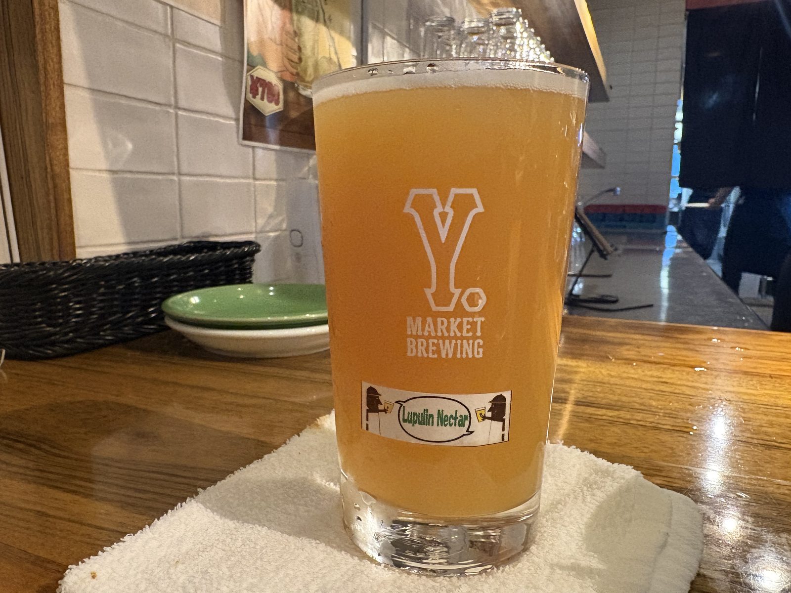 Y.MARKET BREWINGの3杯目ルプリンネクター。ヘイジーIPAらしい白濁した色合い