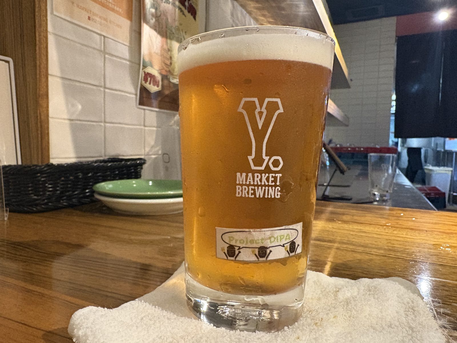 Y.MARKET BREWINGの4杯目プロジェクトDIPA。IPAらしい濃いめの色合いのダブルIPA