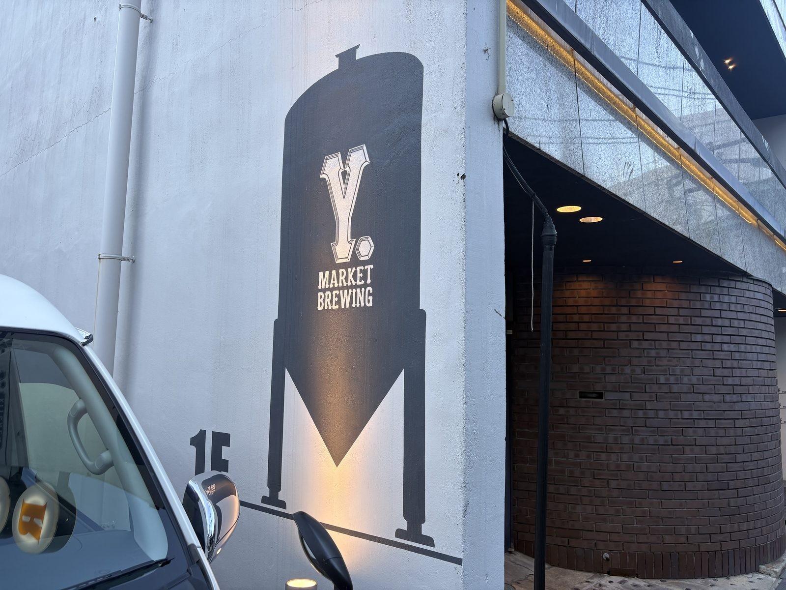 Y.MARKET BREWINGの1階外壁にある発酵タンク型のロゴマーク